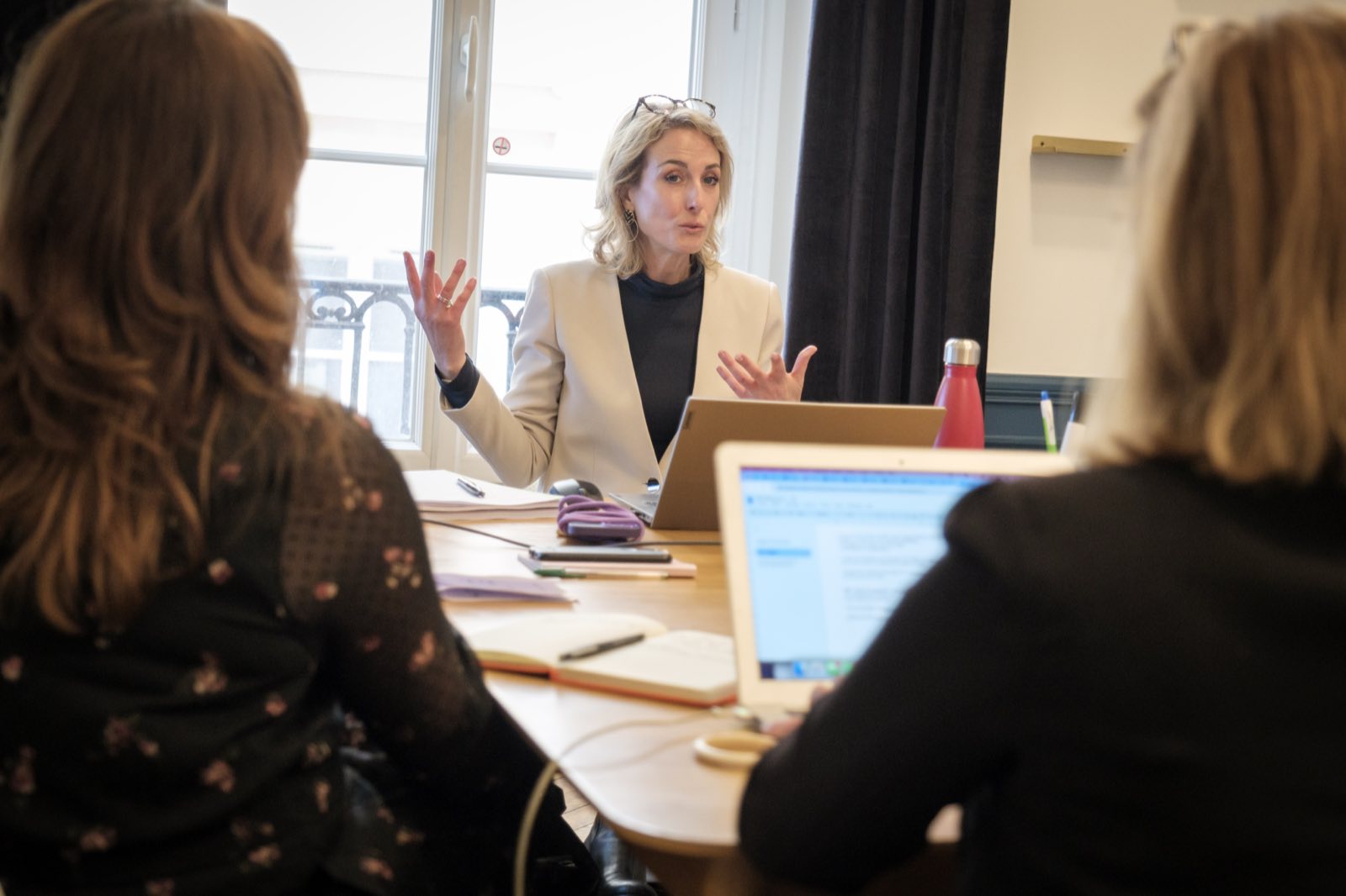 Aurélie Cholley anime un atelier RSE avec deux collaboratrices