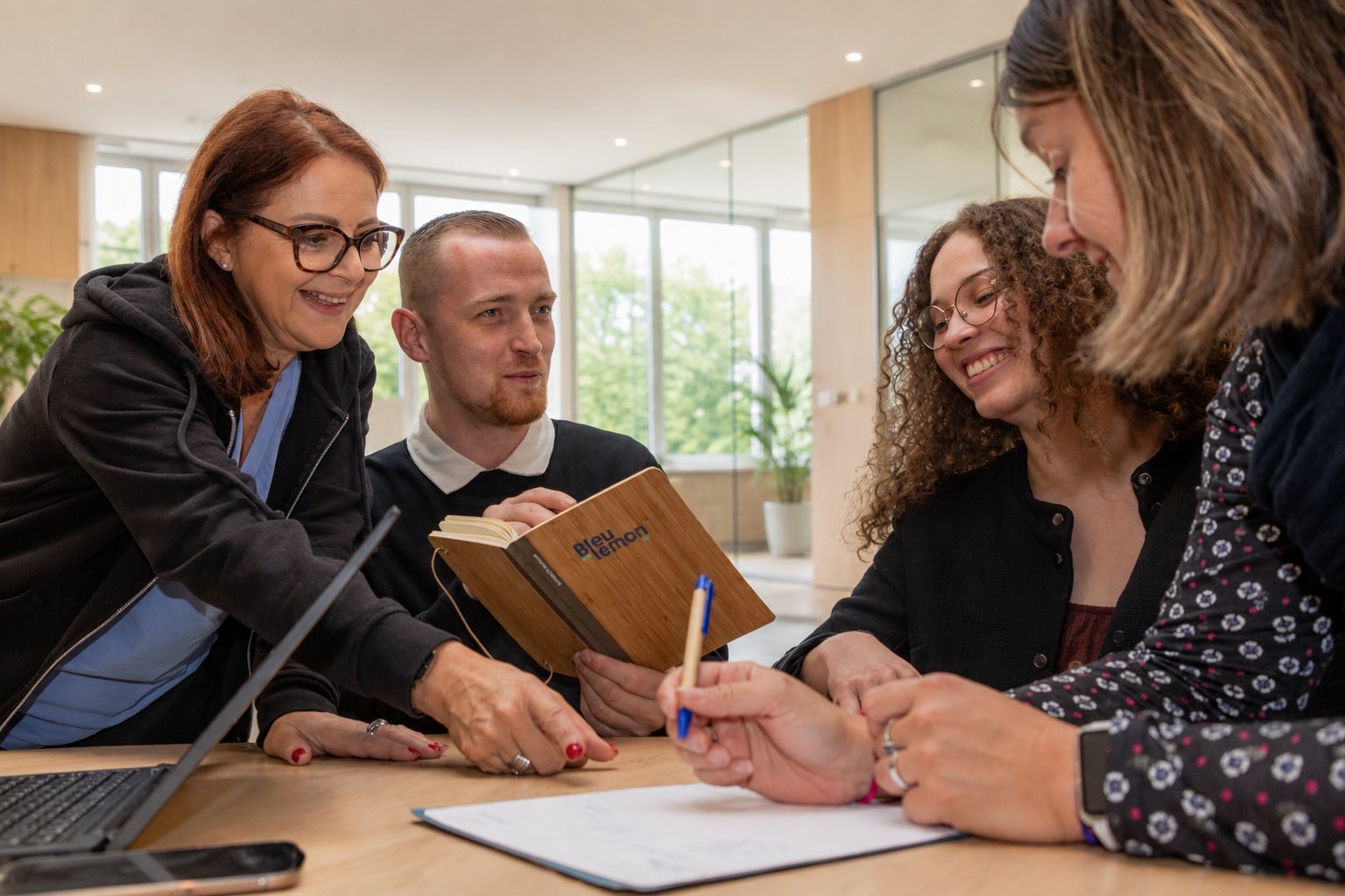 L'équipe au travail, dans les bureaux